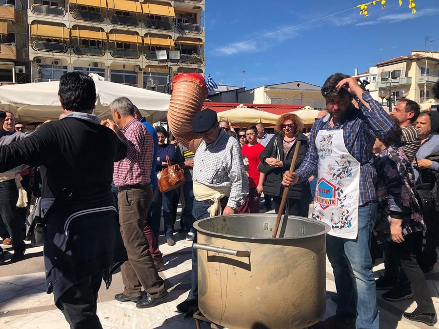 Το πιο πρόστυχο καρναβάλι της Ελλάδας -Τεράστιοι φαλλοί, παντού, στον Τύρναβο [εικόνες] | iefimerida.gr 0