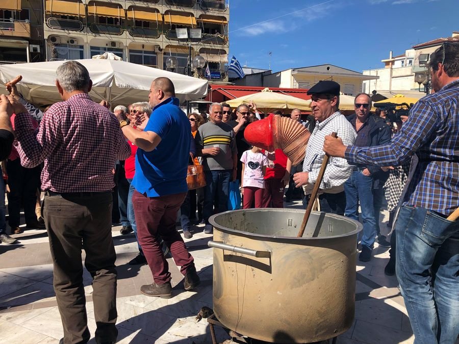 Το πιο πρόστυχο καρναβάλι της Ελλάδας -Τεράστιοι φαλλοί, παντού, στον Τύρναβο [εικόνες] | iefimerida.gr 1