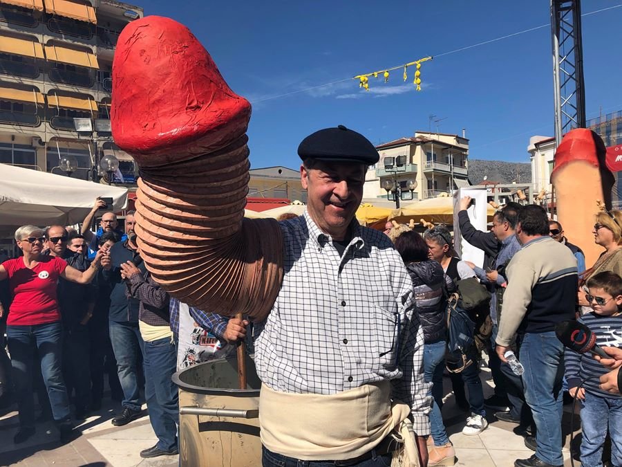 Το πιο πρόστυχο καρναβάλι της Ελλάδας -Τεράστιοι φαλλοί, παντού, στον Τύρναβο [εικόνες] | iefimerida.gr 7