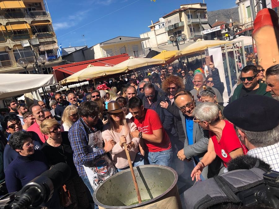 Το πιο πρόστυχο καρναβάλι της Ελλάδας -Τεράστιοι φαλλοί, παντού, στον Τύρναβο [εικόνες] | iefimerida.gr 8