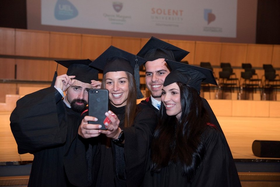 Λαμπρές τελετές αποφοίτησης από το Μητροπολιτικό Κολλέγιο [εικόνες] | iefimerida.gr 5