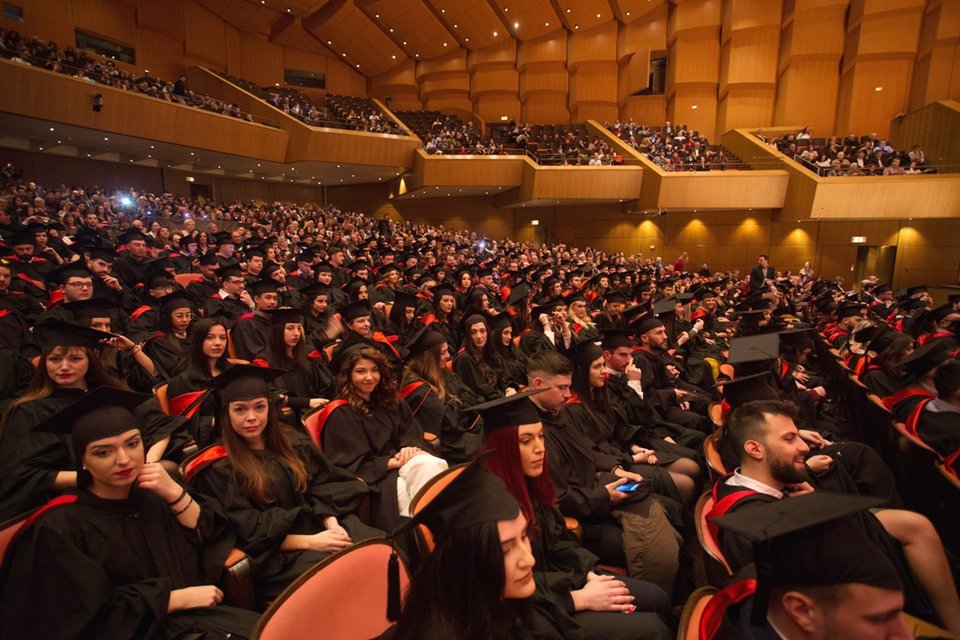 Λαμπρές τελετές αποφοίτησης από το Μητροπολιτικό Κολλέγιο [εικόνες] | iefimerida.gr 7