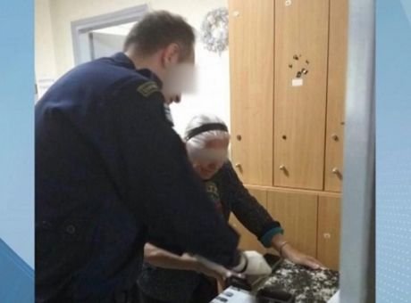 Συνέλαβαν 90χρονη επειδή πουλούσε παντόφλες στη λαϊκή -Δεν είχε άδεια | iefimerida.gr 0