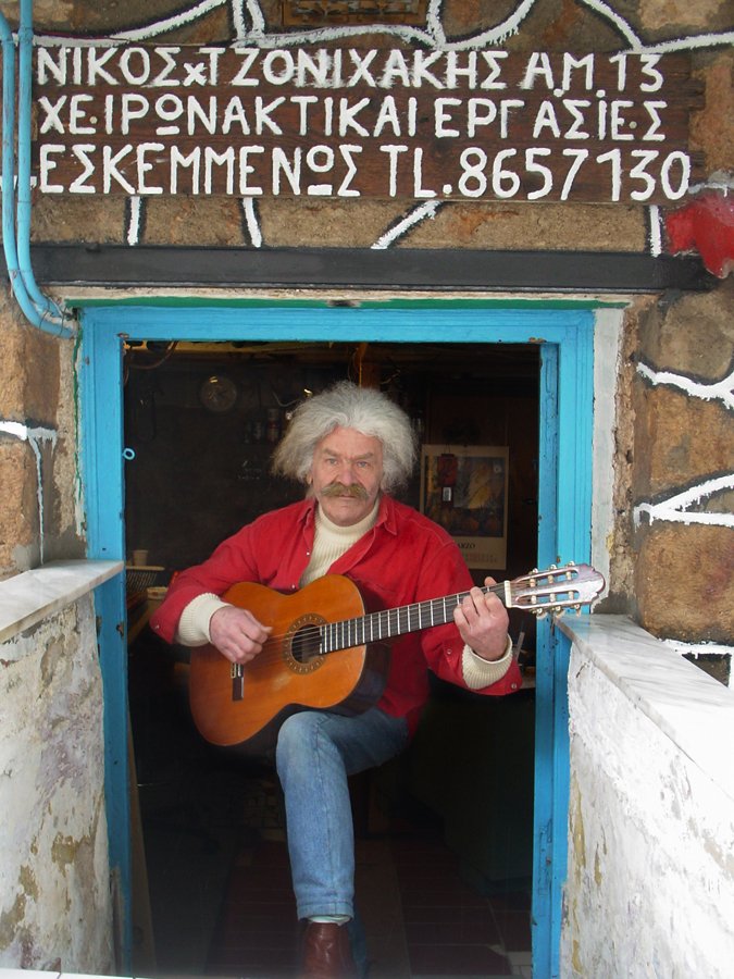 Ο Νίκος Τζονιχάκης με τον κιθαρίστα του Παύλου Σιδηρόπουλου και των Απροσάρμοστων, Βασίλη Πετρίδη.