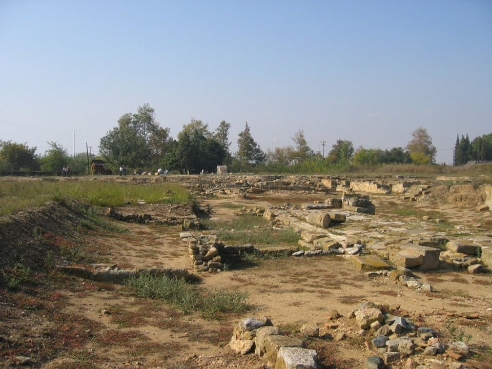 Οι γνώσεις μας για την ιστορική φυσιογνωμία της πόλης των αρχαίων Αβδήρων προέρχονται από τις αρχαίες ιστορικές πηγές και από την αρχαιολογική έρευνα. Αρχαίοι συγγραφείς, όπως ο Πίνδαρος, ο Ηρόδοτος, ο Θουκυδίδης, ο Διόδωρος Σικελιώτης, ο Ιπποκράτης, ο Ξενοφών, ο Πλίνιος μας έχουν δώσει αρκετά στοιχεία για να αναπαραστήσουμε την ιστορική εξέλιξη της πόλης και τον τρόπο ζωής των αρχαίων Αβδηριτών. Στη νεότερη εποχή η αρχαία πόλη ταυτίσθηκε από τον Αυστριακό αρχαιολόγο Regel το 1887. Η συστηματική ανασκαφική έρευνά της ξεκίνησε το 1950 από το Δημήτριο Λαζαρίδη και συνεχίζεται μέχρι σήμερα από τη ΙΘ΄ Εφορεία Προϊστορικών και Κλασικών Αρχαιοτήτων. Παράλληλα, στο χώρο πραγματοποιούνται εργασίες υποδομής, ανάπλασης, διαμόρφωσης και ανάδειξης, καθώς και ολοκληρωμένο πρόγραμμα συντήρησης, στερέωσης και αποκατάστασης των αρχαίων κτισμάτων