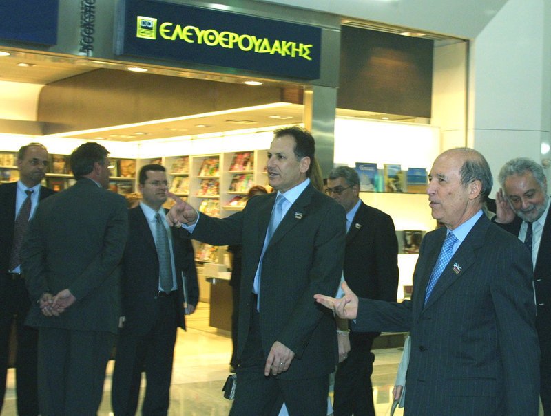 Ο Κώστας Λαλιώτης ξεναγεί τον Κ. Σημίτη -Φωτογραφία: Τατιάνα Μπόλαρη/Eurokinissi