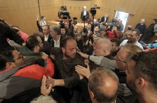 Ξύλο και βρισιές στη ΓΣΕΕ -Απίστευτο σκηνικό χάους [εικόνες & βίντεο] | iefimerida.gr 0