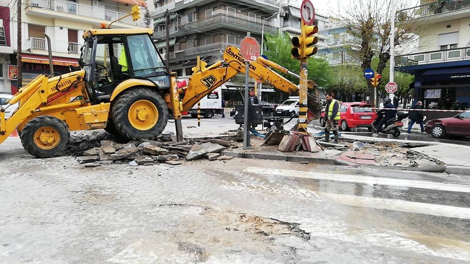 Θεσσαλονίκη: Εσπασε αγωγός στο κέντρο της πόλης -Χωρίς νερό μέχρι το απόγευμα [εικόνες & βίντεο] | iefimerida.gr 0