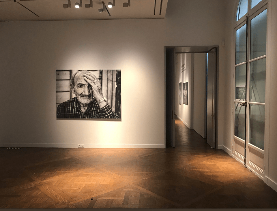 Τα πορτραίτα του Νίκου Αλιάγα έχουν στηθεί μέσα στον οίκο Christie’s στη Γαλλία