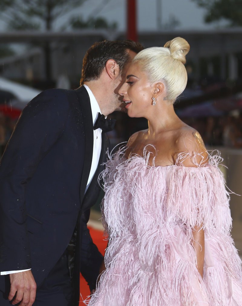 Το σημάδι από το κόκκινο κραγιόν της Lady Gaga στο πιγούνι του Μπράντλεϊ Κούπερ ανάβει φωτιές [εικόνες] | iefimerida.gr 12