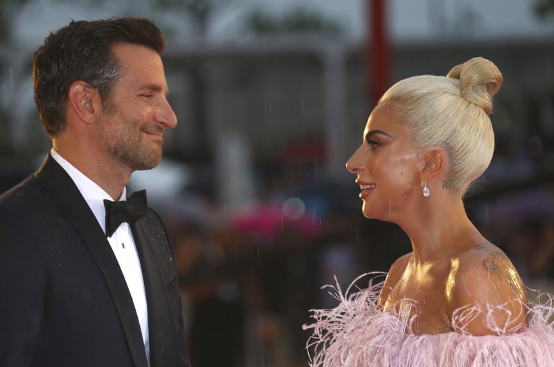 Το σημάδι από το κόκκινο κραγιόν της Lady Gaga στο πιγούνι του Μπράντλεϊ Κούπερ ανάβει φωτιές [εικόνες] | iefimerida.gr 13