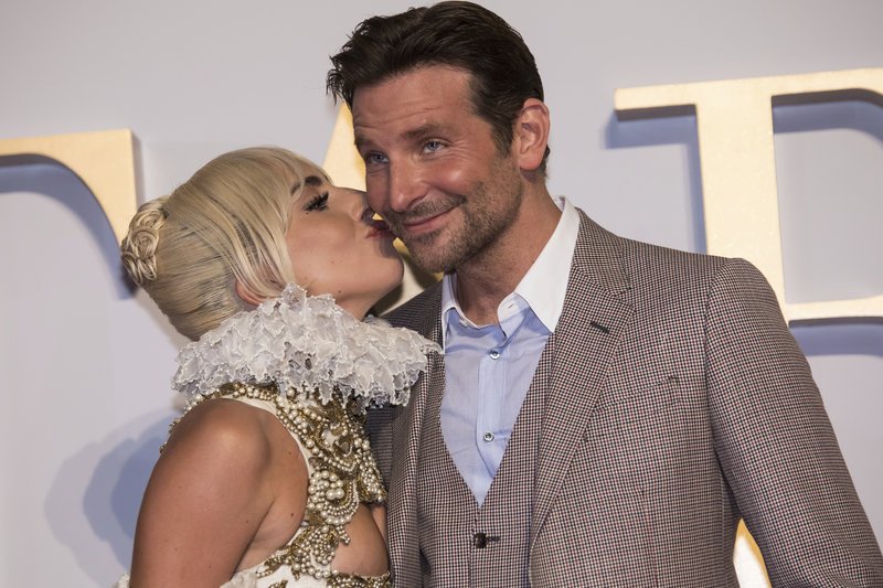 Το σημάδι από το κόκκινο κραγιόν της Lady Gaga στο πιγούνι του Μπράντλεϊ Κούπερ ανάβει φωτιές [εικόνες] | iefimerida.gr 9