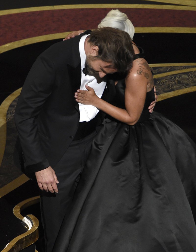 Το σημάδι από το κόκκινο κραγιόν της Lady Gaga στο πιγούνι του Μπράντλεϊ Κούπερ ανάβει φωτιές [εικόνες] | iefimerida.gr 2