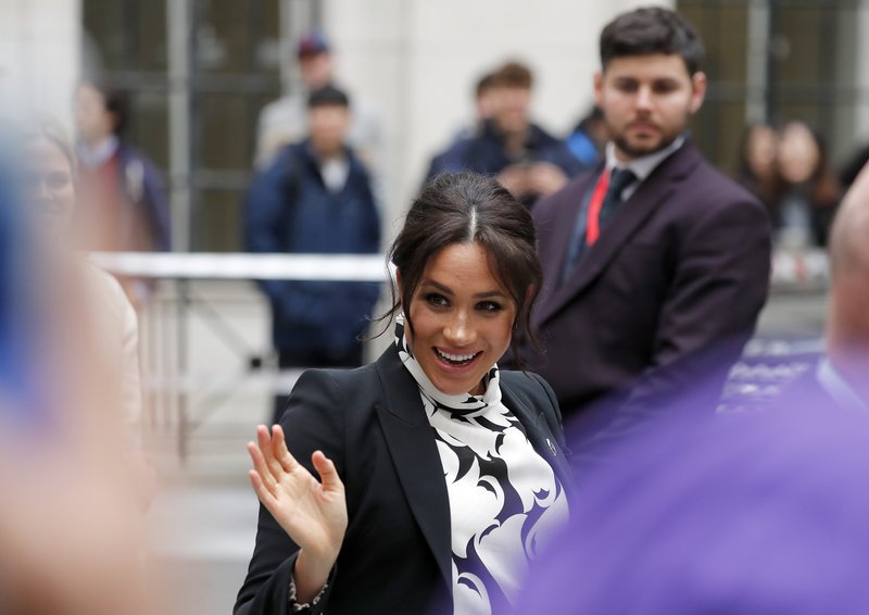 Η Μέγκαν Μαρκλ στα χνάρια της Κέιτ Μίντλετον: Το σέξι σταυροπόδι με το μίνι της εγκύου [εικόνες] | iefimerida.gr 0