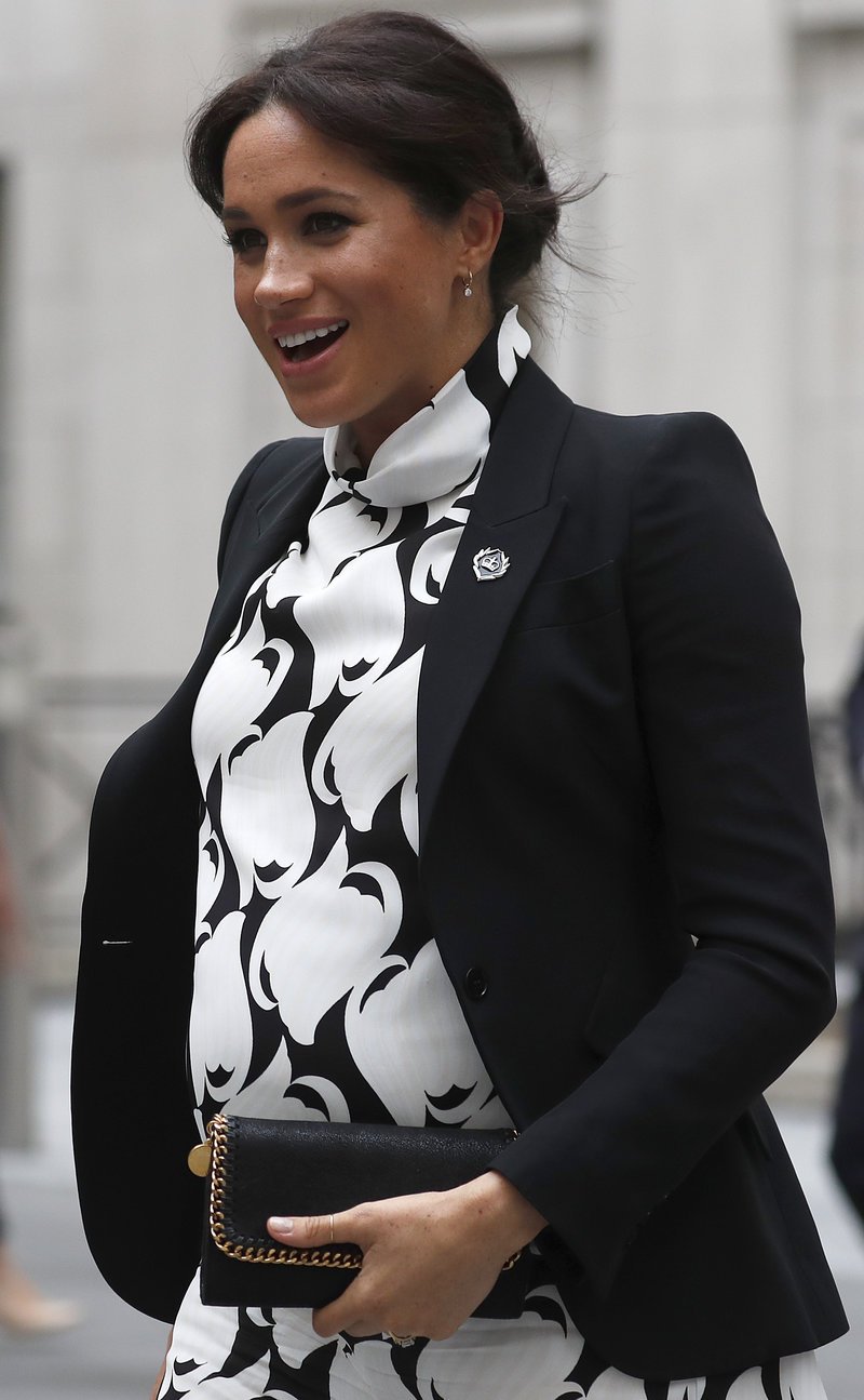 Η Μέγκαν Μαρκλ στα χνάρια της Κέιτ Μίντλετον: Το σέξι σταυροπόδι με το μίνι της εγκύου [εικόνες] | iefimerida.gr 4