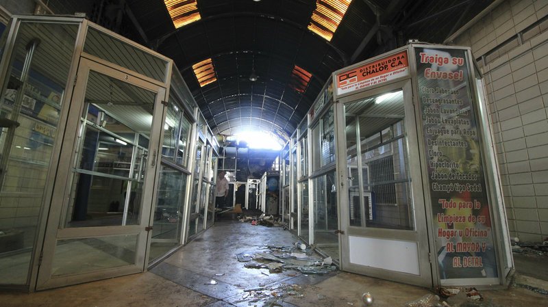 Σπασμένες βιτρίνες λεηλατημένων καταστημάτων σε εμπορικό κέντρο του Μαρακάιμπο (Φωτογραφία: ΑΡ)