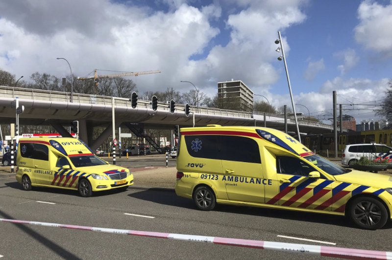 Ασθενοφόρα προσεγγίζουν το σημείο όπου ξεκίνησε η επίθεση / Φωτογραφία: AP Images