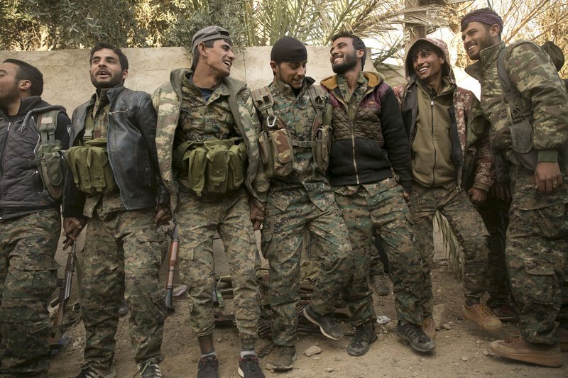 Μαχητές των Συριακών Δημοκρατικών Δυνάμεων πανηγυρίζουν για τη νίκη τους στο Μπαγκούζ (Φωτογραφία: ΑΡ)