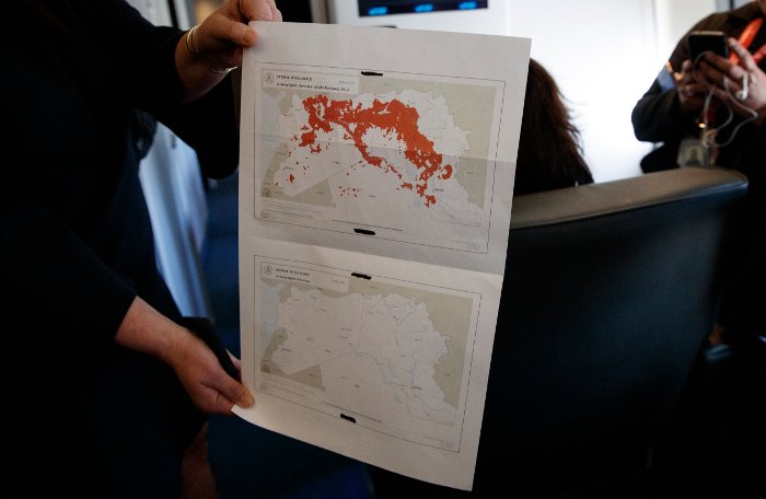 Η Σάρα Σάντερς με το χάρτη της Συρίας μέσα από το Air Force One (AP Photo/Carolyn Kaster)