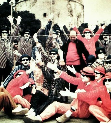 Τα «Ανθρωπάκια του Γαϊτη» με τον Γιάννη Γαΐτη ανάμεσά τους