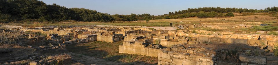 Η πορεία της αποικίας ήταν φθίνουσα όχι μόνο λόγω των συγκρούσεων με τους Θράκες, τους παλαιότερους κατοίκους της περιοχής, αλλά, κυρίως, λόγω των κακών κλιματολογικών συνθηκών. Είναι χαρακτηριστικό ότι οι περισσότεροι τάφοι αυτής της περιόδου ανήκουν σε βρέφη, γεγονός που οδήγησε τους αρχαιολόγους στο συμπέρασμα ότι οι πρώτοι άποικοι κινδύνευσαν σοβαρά από την ελονοσία