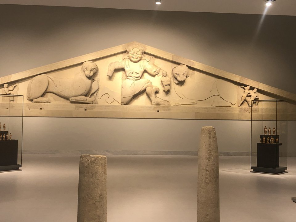 Το μουσείο φιλοξενεί το μνημειώδες αέτωμα από το ναό της Αρτέμιδος με την παράσταση της Γοργούς, έργο εξαιρετικής τέχνης της αρχαϊκής περιόδου