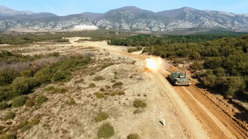 Καταιγιστικές βολές από τα άρματα