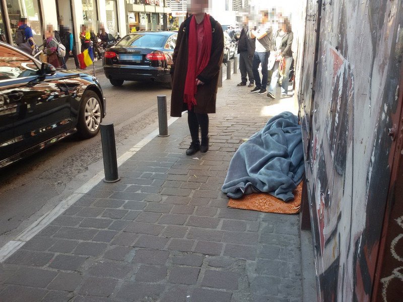 Εικόνα που σοκάρει: Οι λιμουζίνες των επισήμων περνούν μπροστά από άστεγο στην οδό Ερμού | iefimerida.gr 0