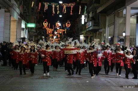 Πατρινό καρναβάλι: 40.000 καρναβαλιστές πήραν μέρος στη νυχτερινή παρέλαση! | iefimerida.gr 2