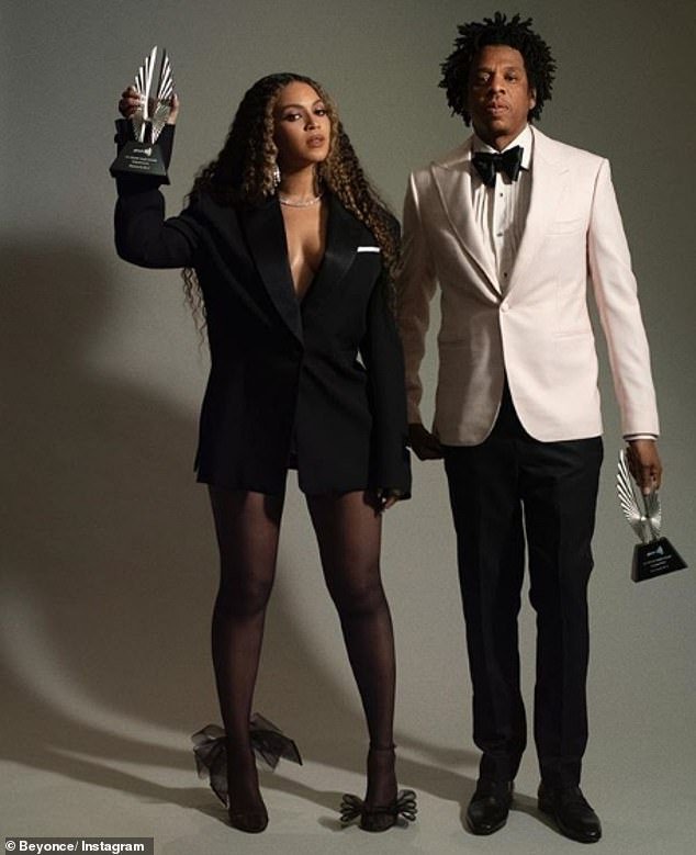 Οι Μπιγιονσέ και Jay-Z με τα βραβεία στο χέρι