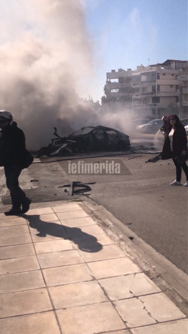 Εκρηξη σε πάρκινγκ στη Βουλιαγμένης -Κάηκαν ΙΧ, ένας τραυματίας | iefimerida.gr 2