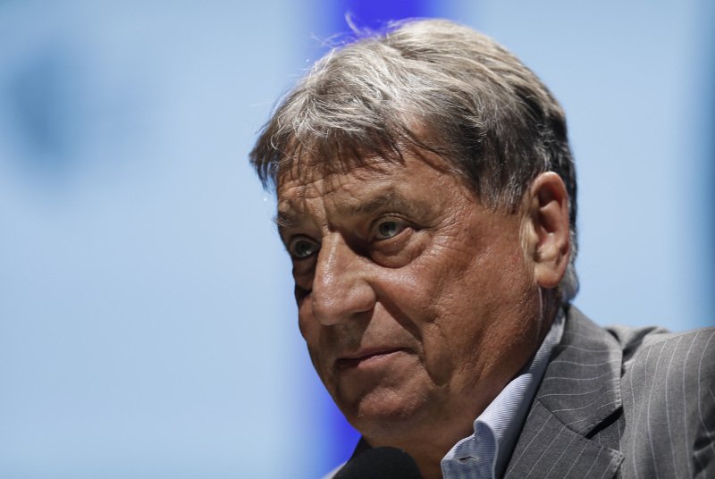 Είναι ομότιμος καθηγητής γερμανικής φιλολογίας και έχει αποσπάσει πολλές διακρίσεις γι ατα βιβλία του