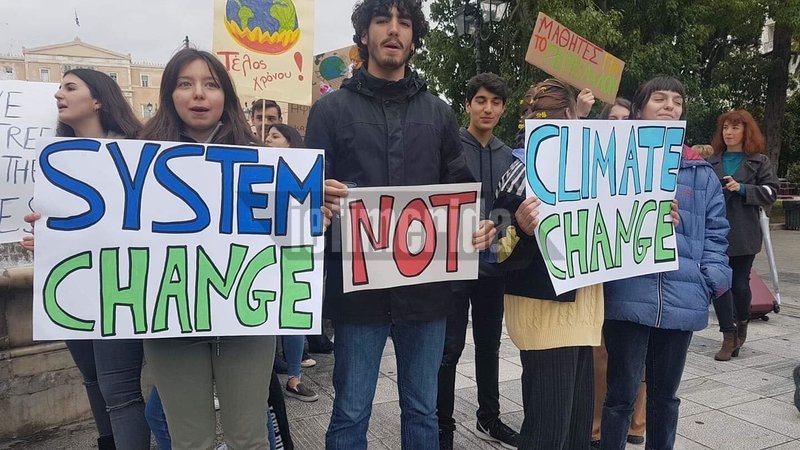 Μαθητική πορεία για την κλιματική αλλαγή στο κέντρο της Αθήνας [εικόνες] | iefimerida.gr 0