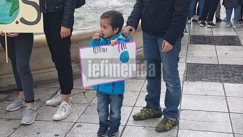 Μαθητική πορεία για την κλιματική αλλαγή στο κέντρο της Αθήνας [εικόνες] | iefimerida.gr 1