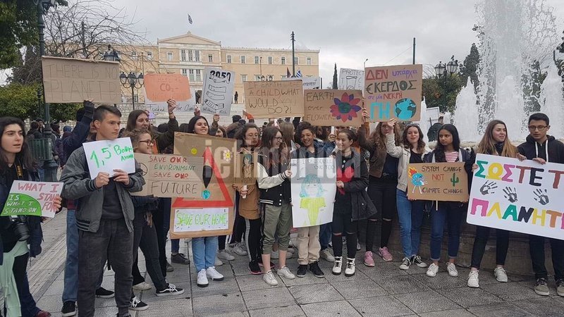 Μαθητική πορεία για την κλιματική αλλαγή στο κέντρο της Αθήνας [εικόνες] | iefimerida.gr 2