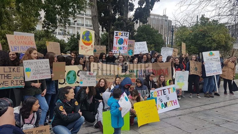Μαθητική πορεία για την κλιματική αλλαγή στο κέντρο της Αθήνας [εικόνες] | iefimerida.gr 3