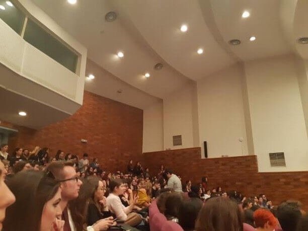 Κατάμεστη η αίθουσα «Σάκης Καράγιωργας» της Παντείου
