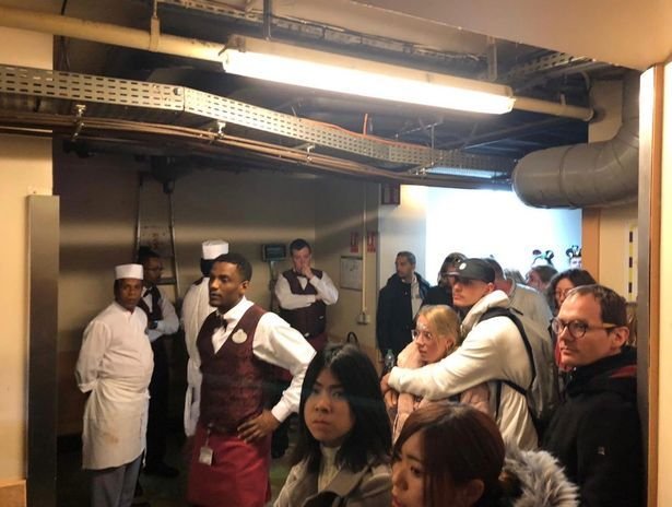 False alarm στη Disneyland λόγω προβλήματος σε κυλιόμενη σκάλα -Ετρεχαν ουρλιάζοντας οι επισκέπτες [βίντεο] | iefimerida.gr 0