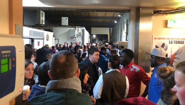 False alarm στη Disneyland λόγω προβλήματος σε κυλιόμενη σκάλα -Ετρεχαν ουρλιάζοντας οι επισκέπτες [βίντεο] | iefimerida.gr 1