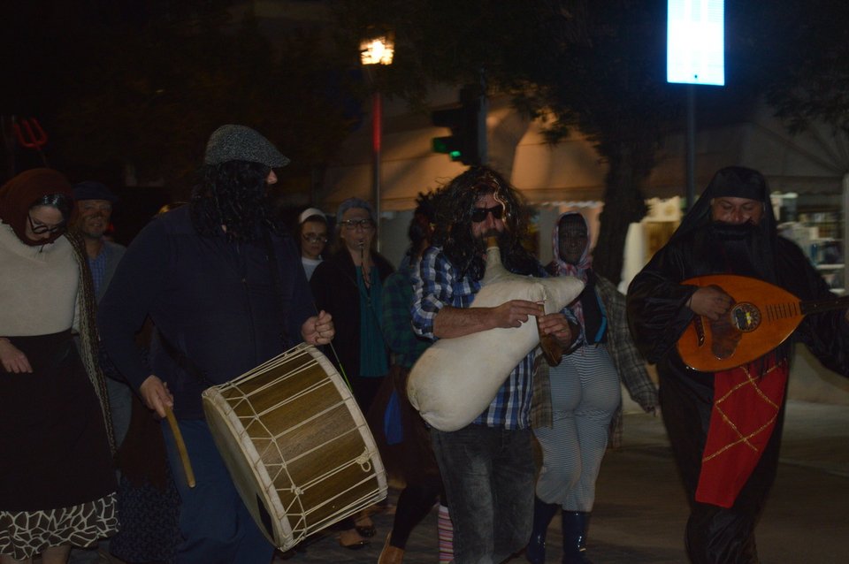 Κούλουμα 2019: Με παραδοσιακά μασκαρέματα και γλέντια γιορτάζουν τις Απόκριες στα Δωδεκάνησα [εικόνες & βίντεο] | iefimerida.gr 2