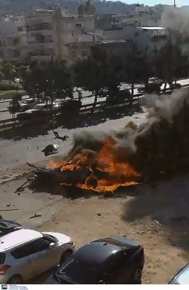 Λίγα λεπτά μετά την έκρηξη στη Βουλιαγμένης στο παγιδευμένο ΙΧ