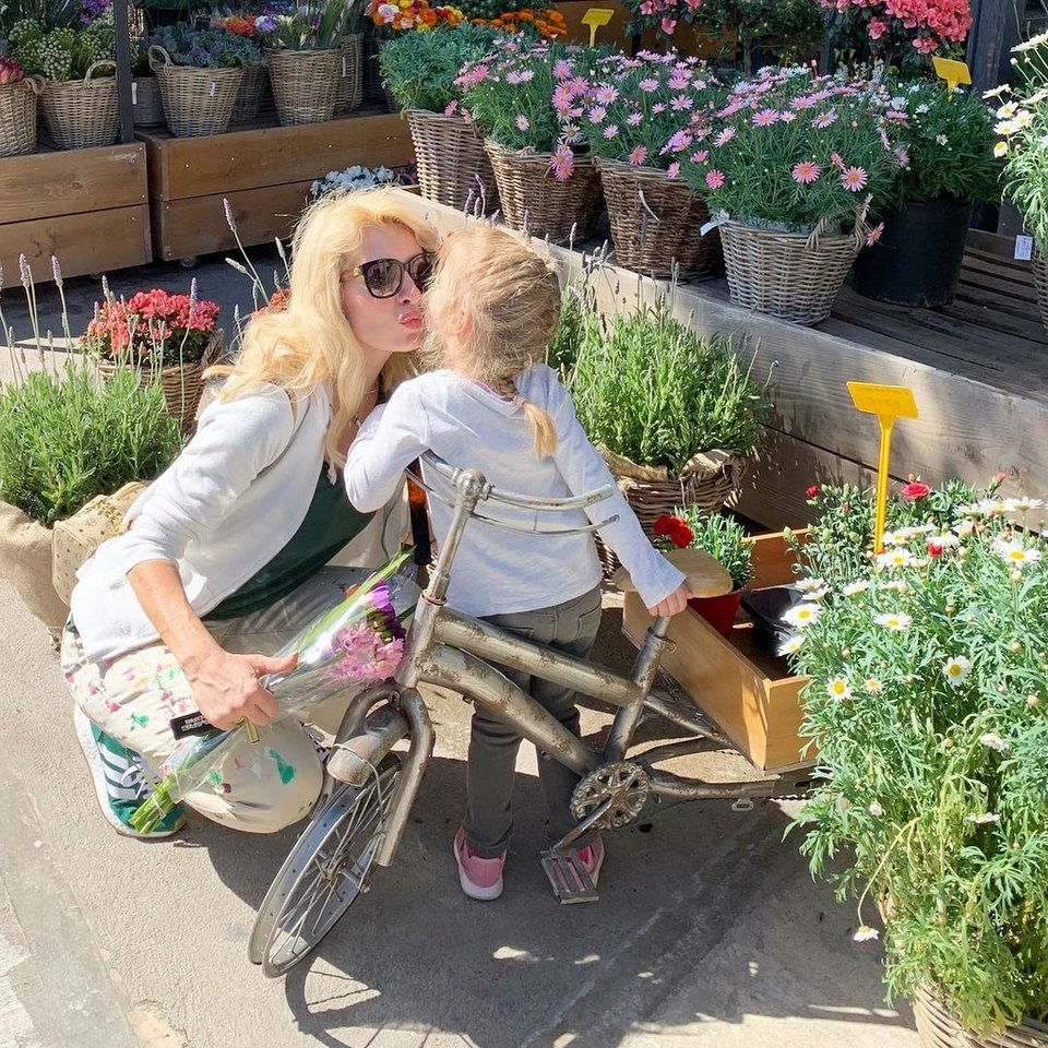 Η Ελένη Μενεγάκη πόσταρε φωτό με τη μικρή Μαρίνα, την πεθερά της και όλη τη φαμίλια [εικόνα] | iefimerida.gr 0