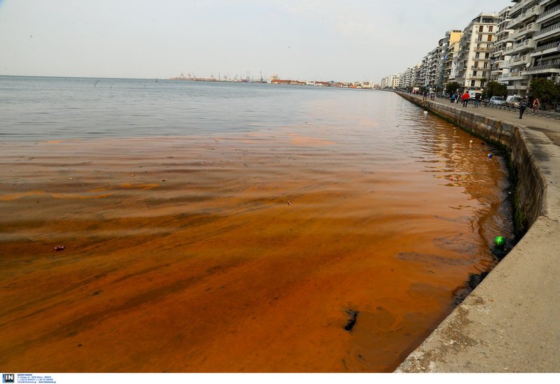Η έντονη δυσοσμία ενοχλεί τους περαστικούς