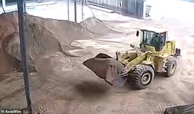  Απίστευτο: Καρέ καρέ η στιγμή που οδηγός παρασύρει γυναίκα με μπουλντόζα  και την θάβει ζωντανή [βίντεο] | iefimerida.gr 2