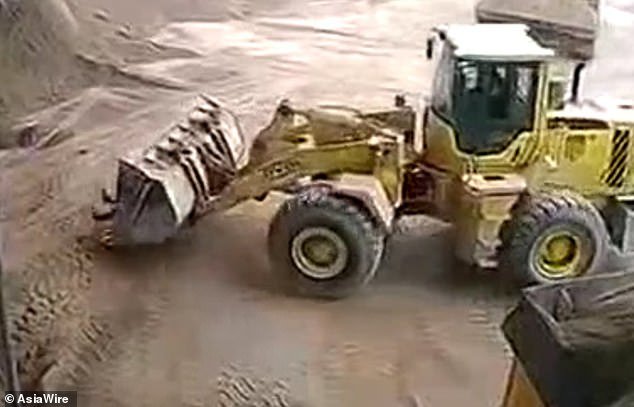  Απίστευτο: Καρέ καρέ η στιγμή που οδηγός παρασύρει γυναίκα με μπουλντόζα  και την θάβει ζωντανή [βίντεο] | iefimerida.gr 1