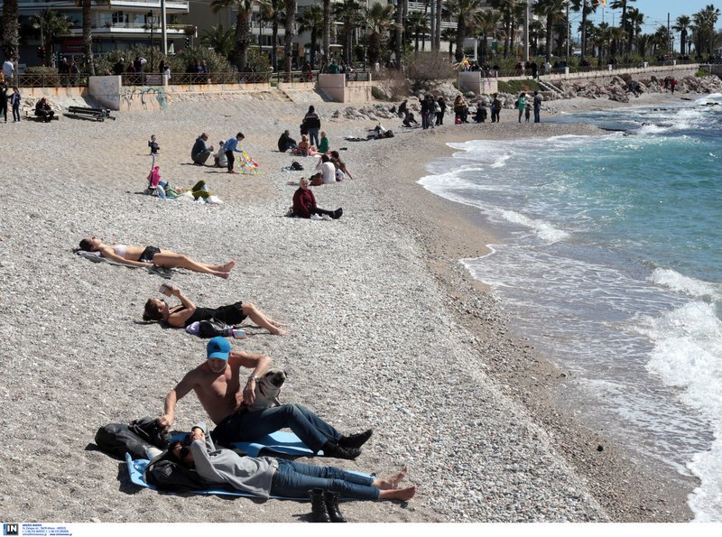 Κάποιοι έβαλαν μαγιό και άλλοι πέταξαν χαρταετό -Κούλουμα στην παραλία του Παλαιού Φαλήρου [εικόνες] | iefimerida.gr 3