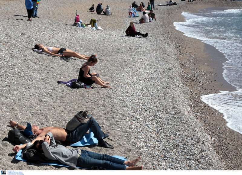 Κάποιοι έβαλαν μαγιό και άλλοι πέταξαν χαρταετό -Κούλουμα στην παραλία του Παλαιού Φαλήρου [εικόνες] | iefimerida.gr 2