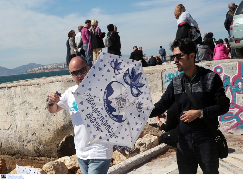 Κάποιοι έβαλαν μαγιό και άλλοι πέταξαν χαρταετό -Κούλουμα στην παραλία του Παλαιού Φαλήρου [εικόνες] | iefimerida.gr 1