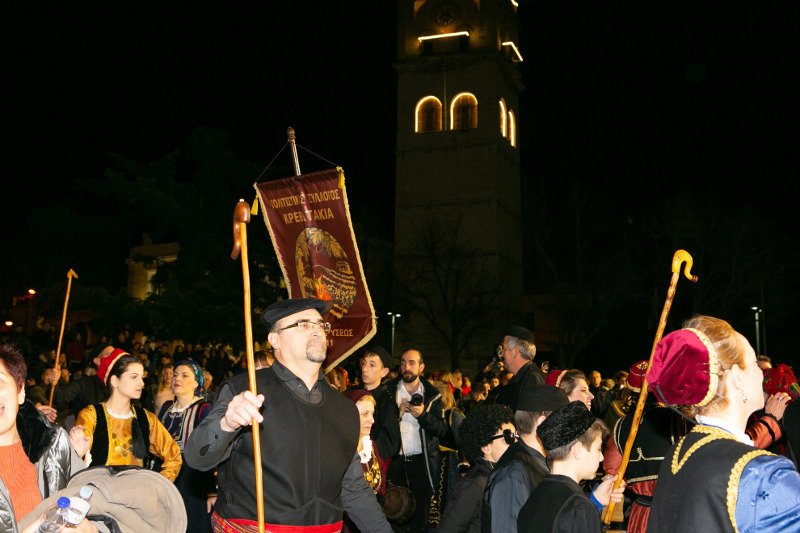 Το έθιμο των Φανών στην Κοζάνη- Aφθονο κρασί, παραδοσιακές πίτες και σκωπτικά τραγούδια [εικόνες]  | iefimerida.gr 4