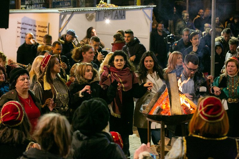 Το έθιμο των Φανών στην Κοζάνη- Aφθονο κρασί, παραδοσιακές πίτες και σκωπτικά τραγούδια [εικόνες]  | iefimerida.gr 1